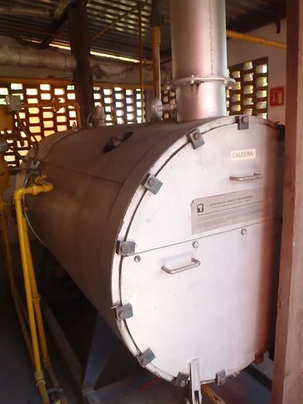 REGULARIZAMOS CALDERAS - LLAMENOS 55 3430 0692 - www.inspeccion.com.mx CALDERA ANTIGÜA, MOSTRANDO VALVULA DE SEGURIDAD Y MANÓMETRO, INSTALADA EN AREA VENTILADA