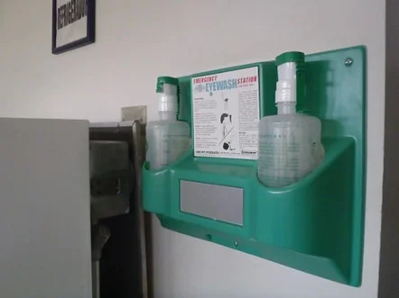 ELABORAMOS HOJAS DE SEGURIDAD, DETERMINANDO EN LABORATORIO MULTIPLES PROPIEDADES, LLÁMENOS: 55 3430 0692 - www.inspeccion.com.mx LAVAOJOS PORTATIL