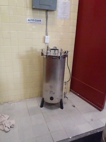 REGULARIZAMOS RECIPIENTES SUJETOS A PRESIÓN - LLAMENOS 55 3430 0692 - www.inspeccion.com.mx AUTOCLAVE CON MANOMETRO Y VALVULA DE SEGURIDAD ESTERILIZANDO MATERIAL DE LABORATORIO