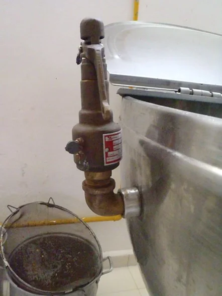 ESTE CURSO LO PODEMOS IMPARTIR EN SU EMPRESA, DIAS Y HORARIOS QUE USTED DESEE - 55 3430 0692 - www.inspeccion.com.mx VALVULA DE SEGURIDAD INSTALADA EN RECIPIENTE