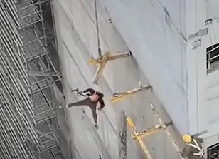 TRABAJADOR ACCIDENTADO AL REALIZAR TRABAJOS EN ALTURAS, QUEDANDO SUSPENDIDO EN EL AIRE POR MEDIO DE SU ARNES