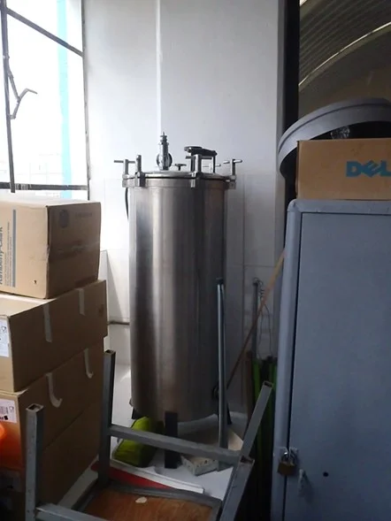 AUTOCLAVE MOSTRANDO VALVULA DE SEGURIDAD Y MAN�METRO, INSTALADA EN UN LUGAR DESORDENADO