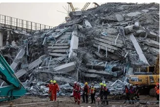 BRIGADA DE B�SQUEDA Y RESCATE REVISANDO EDIFICIO COLAPSADO