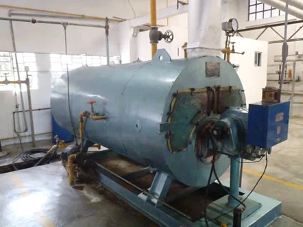 FOTOGRAFIA DE UNA CALDERA EN EL CUARTO DE M�QUINAS, SE OBSERVA SU V�LVULA DE SEGURIDAD, CONTROLES, Y TUBERIAS DE CONDUCCI�N DE FLUIDOS