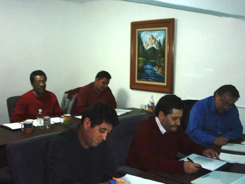 FOTO DE UN GRUPO DE PERSONAS EN UN AULA, SIENDO EVALUADOS EN UN CURSO