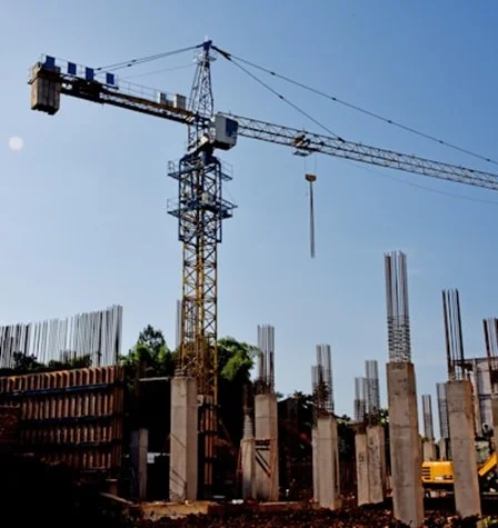 IMAGEN DE UNA ZONA DE CONSTRUCCI�N, CON UNA GRUA MOVIENDO CARGAS PESADAS