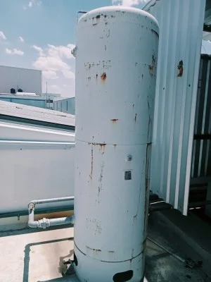 IMAGEN DE UN TANQUE VERTICAL QUE PRESENTA DETERIORO EN LAS TAPAS Y ENVOLVENTE