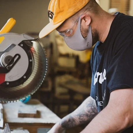 ELABORAMOS Y REGULARIZAMOS TODA LA DOCUMENTACIÓN REQUERIDA POR LA NOM-004-STPS-1999, LLÁMENOS AL: 55 3430 0692 - www.inspeccion.com.mx TRABAJADOR REALIZANDO CORTE DE ALUMINIO