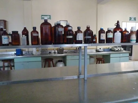 ENVASES DE CRISTAL AMBAR CONTENIENDO SUSTANCIAS QUIMICAS