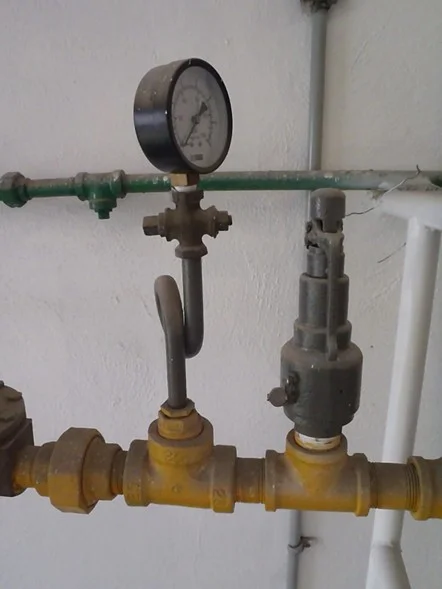 MAN�METRO Y V�LVULA DE SEGURIDAD CONECTADOS A UN ARREGLO EN TUBER�A