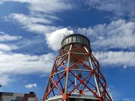MANTENIMIENTO Y LIMPIEZA EN UN TANQUE ELEVADO, MANIPULAR SUSTANCIAS QU�MICAS EN EL INTERIOR DE UN TANQUE PARA SU LIMPIEZA O MANTENIMIENTO ES 
UNA ACTIVIDAD PELIGROSA, YA QUE ADICIONAL A LOS RIESGOS INHERENTES A LOS PRODUCTOS, LA NULA DISPERSI�N DE LOS VAPORES ACARREA RIESGOS ADICIONALES, 
M�XIME SI ES UN TRABAJO EN ALTURAS
