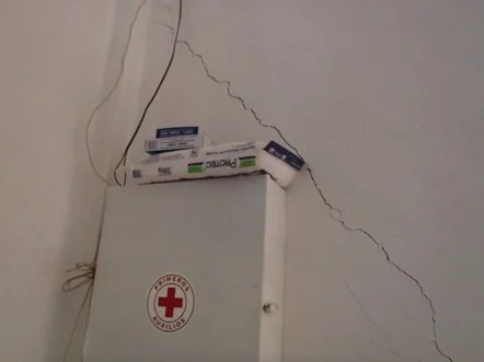 IMPLEMENTAMOS Y ELABORAMOS DOCUMENTACIÓN DE LA NOM-001-STPS-2008 - 55 3430 0692 - www.inspeccion.com.mx GRIETA PELIGROSA EN DIAGONAL SOBRE EL BOTIQUIN DE PRIMEROS AUXILIOS