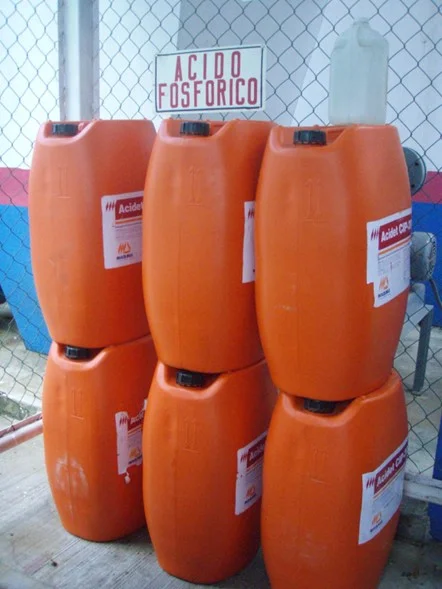 ALMACEN DE BIDONES LLENOS DE SUSTANCIAS QU�MICAS PELIGROSAS