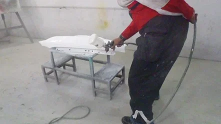 REALIZAMOS EL MONITOREO DE CONTAMINANTES DEL MEDIO AMBIENTE LABORAL - 55 3430 0692 - www.inspeccion.com.mx PINTOR REALIZANDO REPINTADO DE UNA PIEZA AUTOMOTRIZ