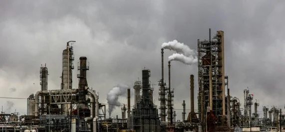 VISTA PANORAMICA DE UNA PLANTA QU�MICA, MOSTRANDO DECENAS DE EQUIPOS