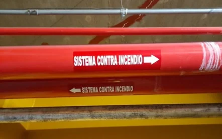 EJEMPLO DE UNA TUBER�A PINTADA Y ROTULADA CONFORME A LOS LINEAMIENTOS ESTABLECIDOS POR LA NOM-026-STPS-2008