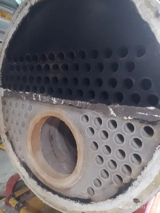 INTERIOR DE UNA CALDERA PARA RECIBIR MANTENIMIENTO DE LOS TUBOS INTERNOS