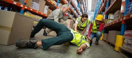 TRABAJADOR ACCIDENTADO EN AREA DE ALMACEN, SIENDO AUXILIADO POR 3 BRIGADISTAS DE PRIMEROS AUXILIOS